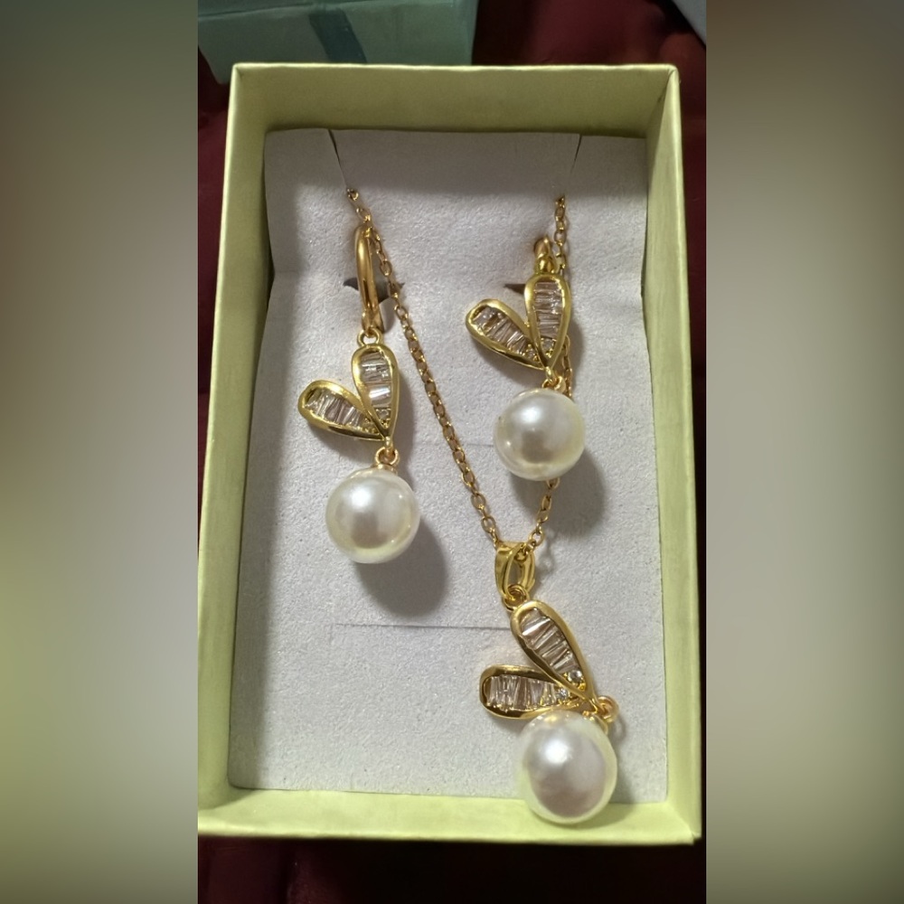 Elegant Gold and Pearl Jewelry Set